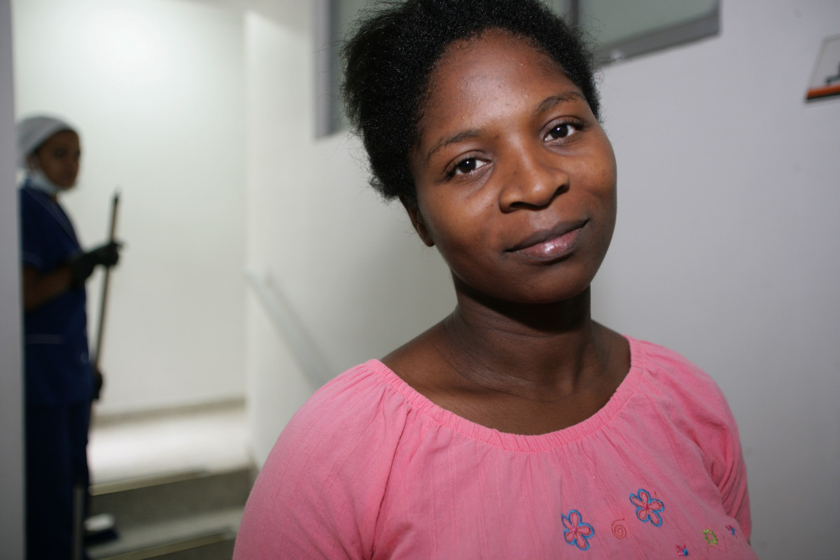 Young woman in a clinic of Profamilia Colombia -credits: John Spaull 2006