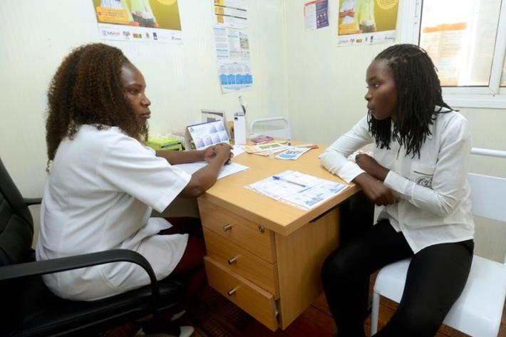 Aida Carlos Cossa, 17, is a student at the Armando Emilio Guebuza secondary school in Maputo. She has come to Amodefa’s clinic for free counselling at the “Tua Cena” at Armando Emilio Guebuza School in Maputo. “This is better than a hospital – it’s close, it’s private, I feel comfortable,” says Aida Carlos Cossa.